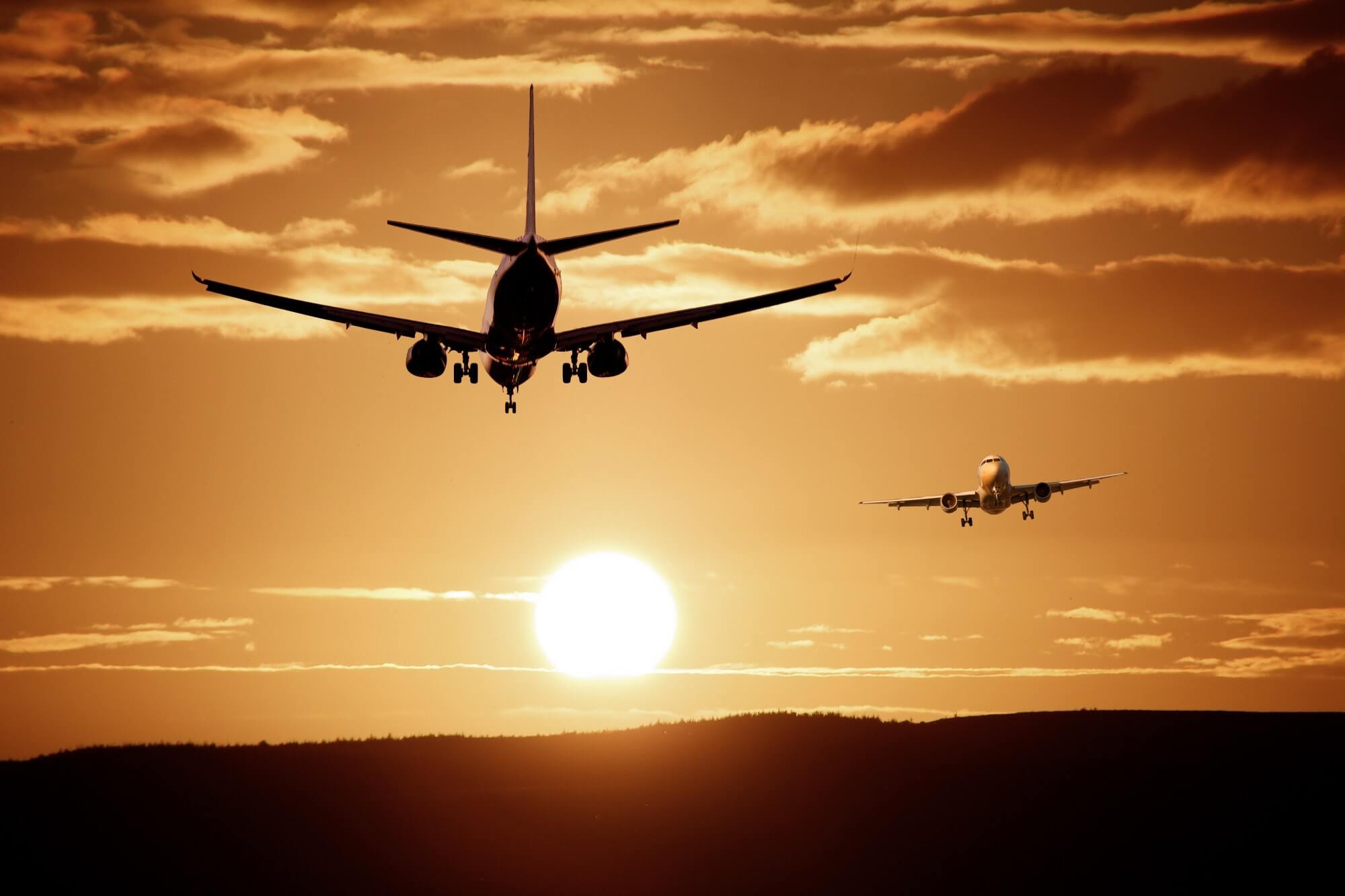 Airplanes flying to the horizon