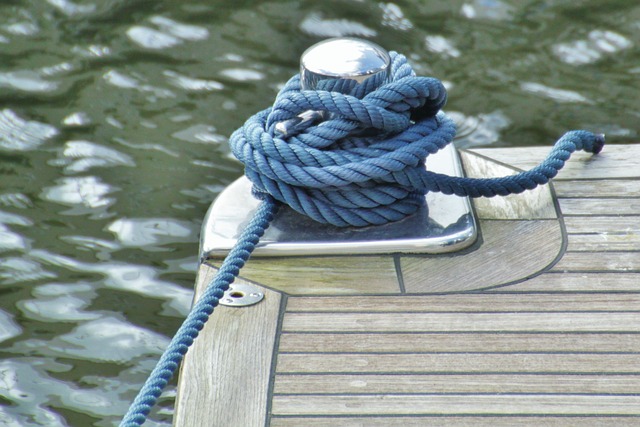 A blue rope tied to a dock pole.