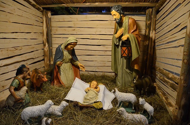 Figures representing the birth of Jesus.