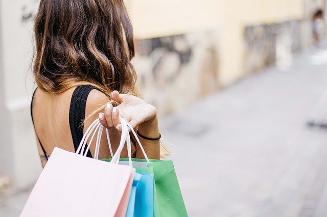 Woman carrying several shopping bags in her hand.