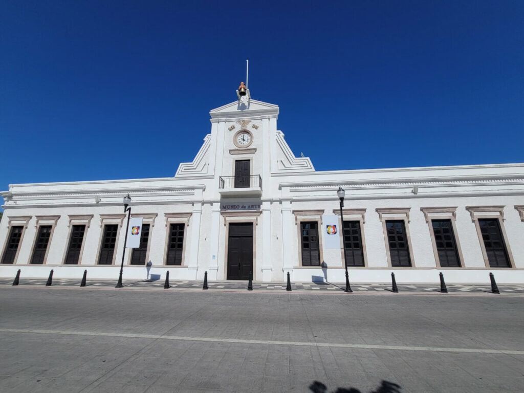 A white building hosting an art museum.